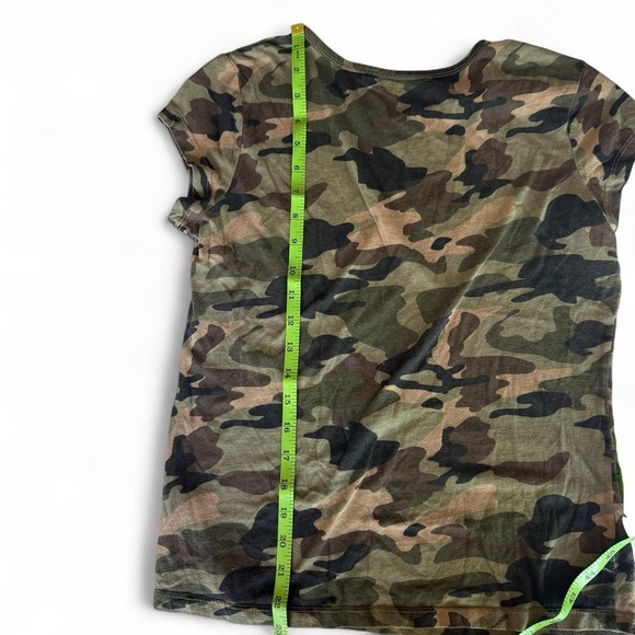 GUESS Camo Print Short Sleeve Tee - Picture 6 of 6